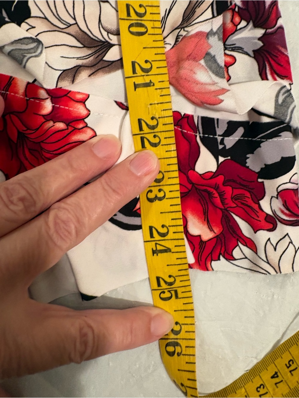 White House Black Market Black Label Floral-Print Top with Red Accents size M - Picture 6 of 8
